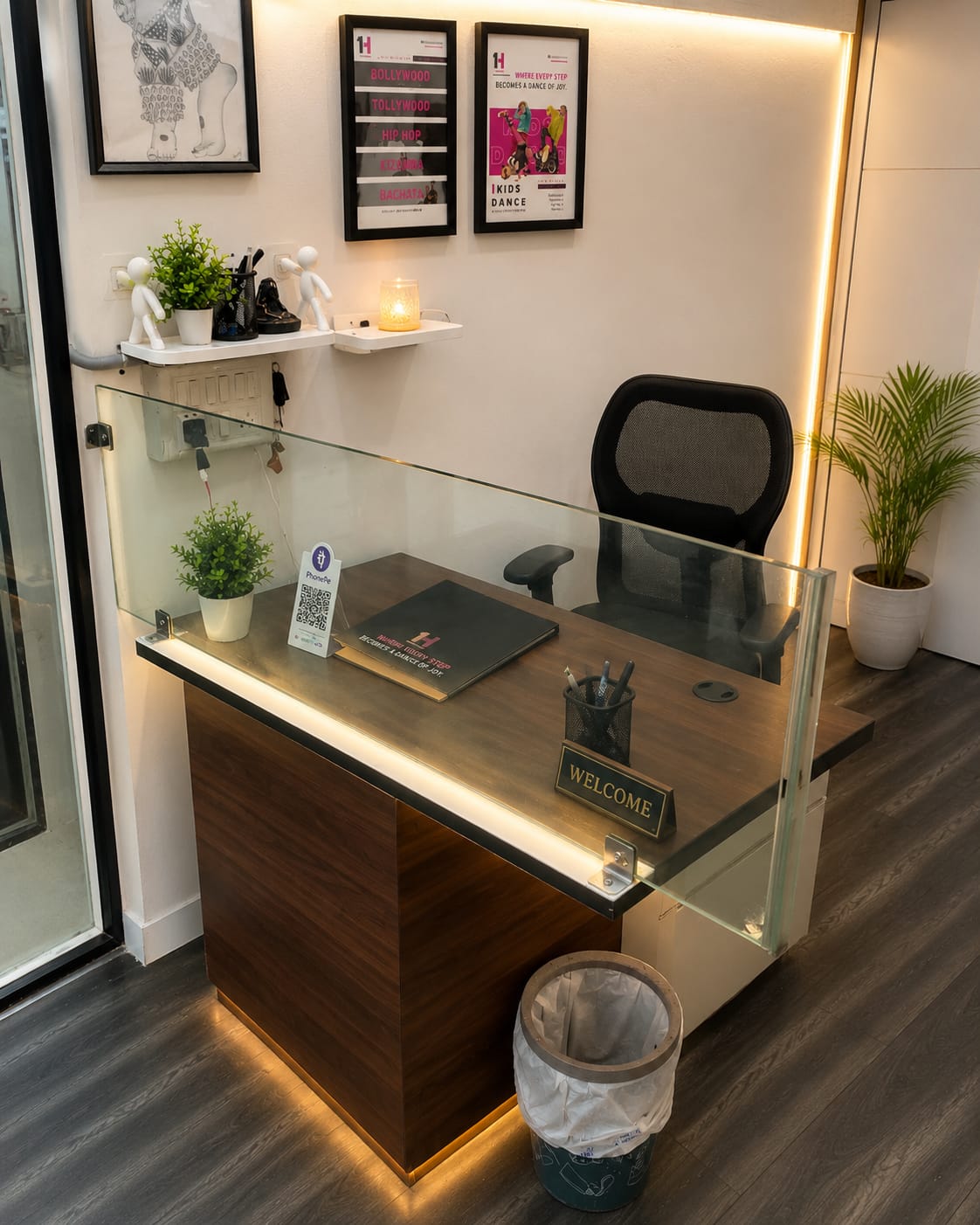 1 HUNDRED studio reception desk